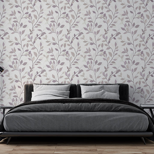 Une chambre moderne avec un papier peint floral aux motifs de feuilles délicates dans des teintes mauves et beige, créant une ambiance douce et apaisante.