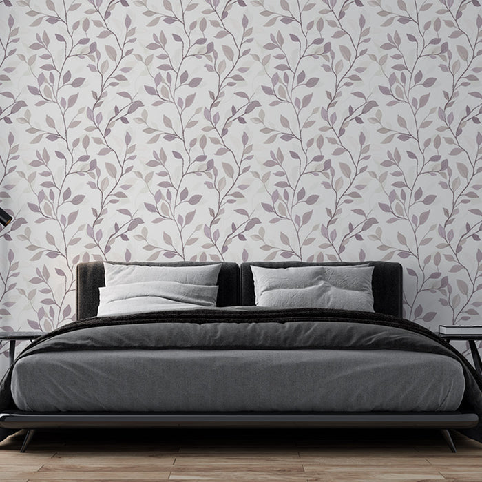 Une chambre moderne avec un papier peint floral aux motifs de feuilles délicates dans des teintes mauves et beige, créant une ambiance douce et apaisante.