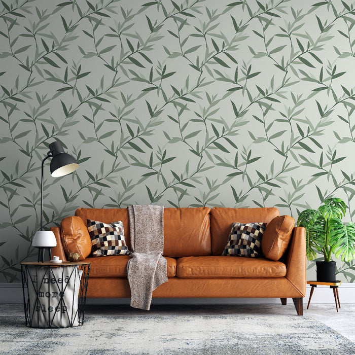Un salon contemporain avec un papier peint aux motifs de feuilles délicates vertes sur fond gris, créant une atmosphère apaisante et naturelle.