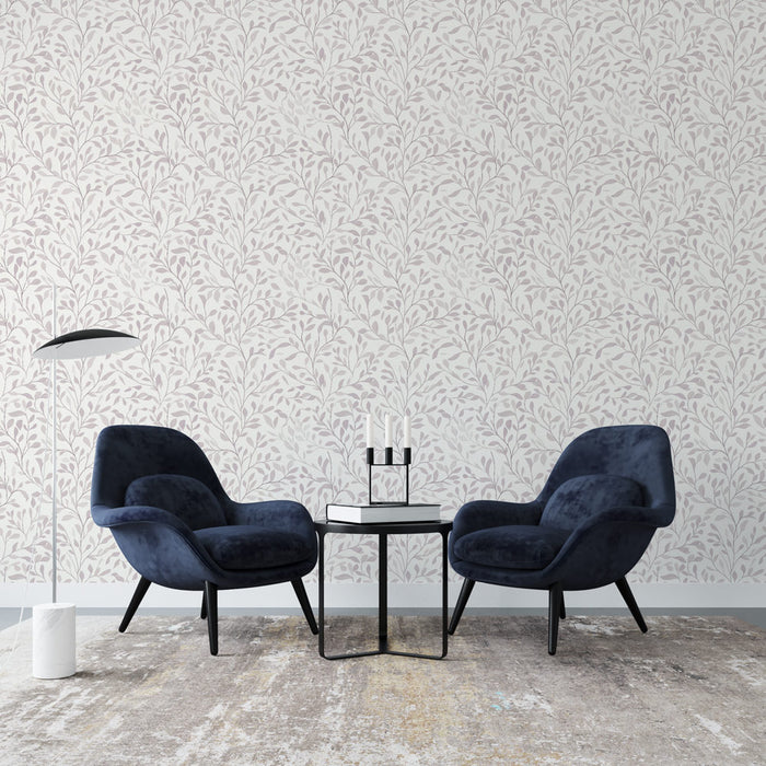 Un salon élégant avec un papier peint floral aux motifs délicats dans des teintes douces de mauve sur fond clair, créant une atmosphère apaisante et raffinée.