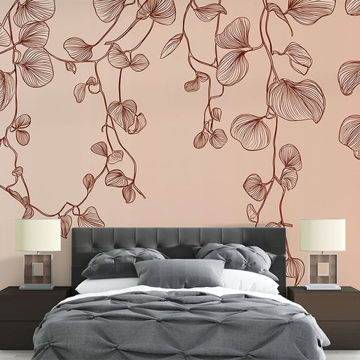Une chambre moderne avec un papier peint floral aux motifs délicats en brun sur fond rose, créant une atmosphère douce et apaisante.