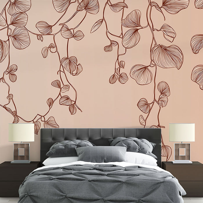 Une chambre moderne avec un papier peint floral aux motifs délicats en brun sur fond rose, créant une atmosphère douce et apaisante.