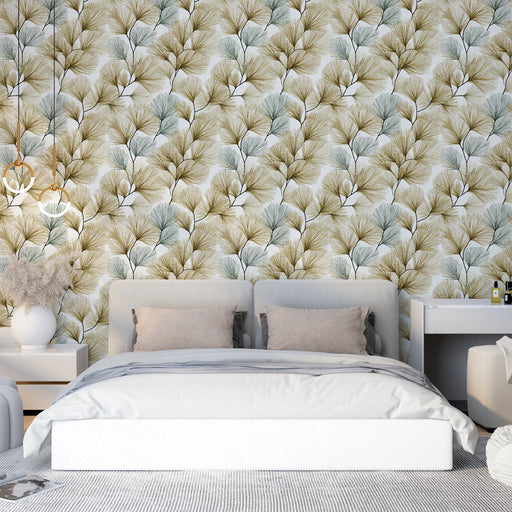 Une chambre lumineuse avec un papier peint floral aux motifs délicats de feuilles dorées et bleu-vert sur fond clair, créant une ambiance apaisante et naturelle.