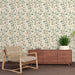 Une pièce moderne avec un papier peint floral aux motifs de feuilles vertes et beiges sur fond clair, créant une ambiance naturelle et apaisante.