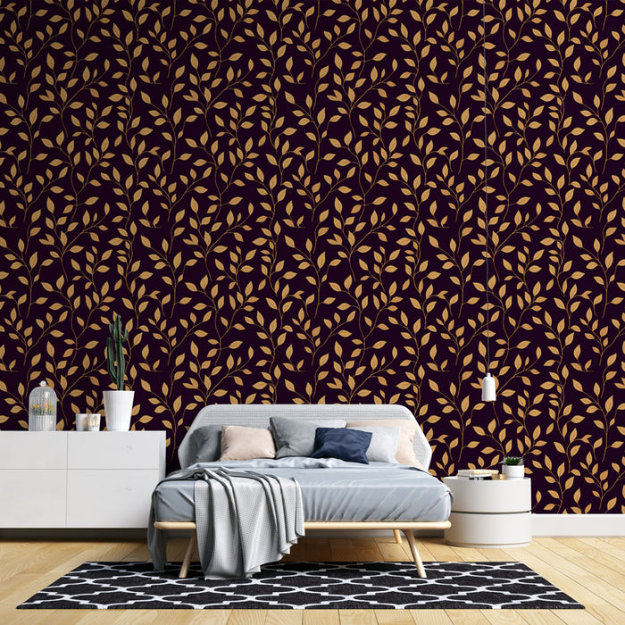 Une chambre moderne avec un papier peint aux motifs de feuilles dorées sur fond violet, créant une ambiance élégante et chaleureuse.