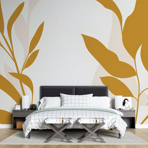 Une chambre moderne avec un papier peint aux motifs de grandes feuilles stylisées dans des teintes dorées et neutres, créant une ambiance chaleureuse et apaisante.