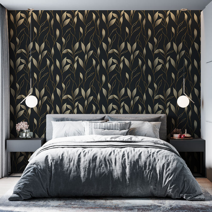 Une chambre moderne avec un papier peint noir orné de motifs de feuilles dorées créant une ambiance élégante et chaleureuse.