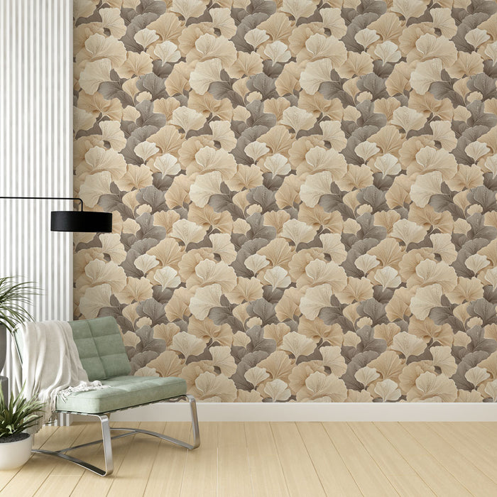 Une pièce moderne avec un papier peint floral aux motifs de feuilles en beige et taupe, créant une ambiance douce et apaisante.