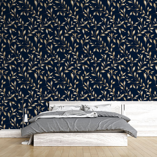 Une chambre moderne avec un papier peint floral bleu marine et doré, aux motifs de feuilles délicates, créant une atmosphère élégante et chaleureuse.