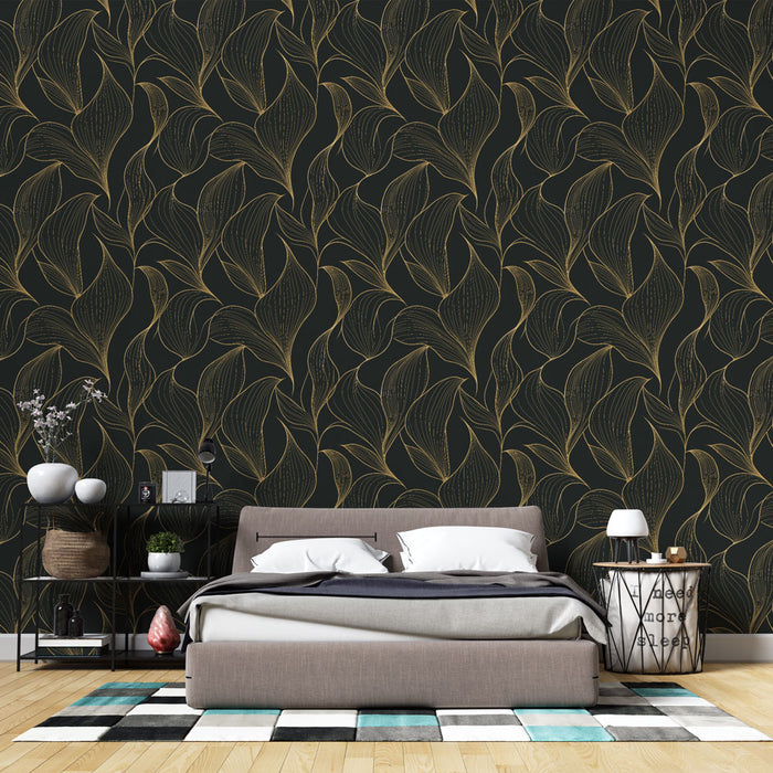 Une chambre moderne avec un papier peint noir orné de motifs de feuilles dorées, créant une atmosphère élégante et sophistiquée.