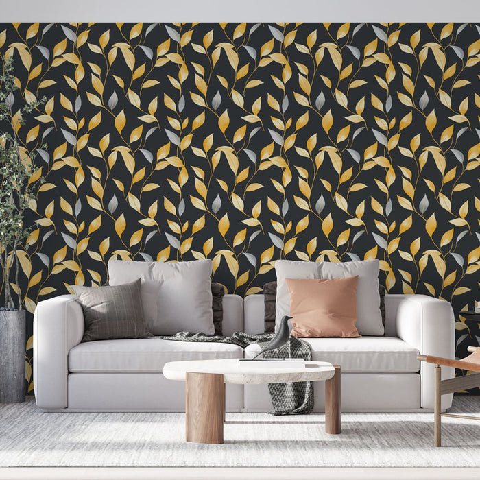 Un salon moderne avec un papier peint floral aux motifs de feuilles dorées et grises sur fond noir, créant une ambiance élégante et chaleureuse.