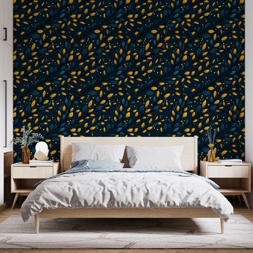 Une chambre moderne avec un papier peint floral bleu nuit orné de feuilles dorées et vertes, créant une ambiance chaleureuse et élégante.