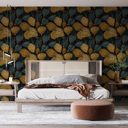 Une chambre moderne avec un papier peint aux motifs de feuilles stylisées dans des teintes dorées et vert foncé sur fond noir, créant une ambiance élégante et chaleureuse.