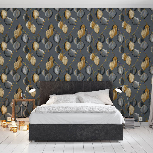 Une chambre moderne avec un papier peint élégant aux motifs de feuilles dorées, grises et blanches sur fond gris, créant une atmosphère chaleureuse et sophistiquée.