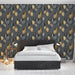 Une chambre moderne avec un papier peint élégant aux motifs de feuilles dorées, grises et blanches sur fond gris, créant une atmosphère chaleureuse et sophistiquée.