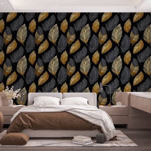 Une chambre moderne avec un papier peint noir orné de feuilles dorées et grises, créant une ambiance élégante et chaleureuse.
