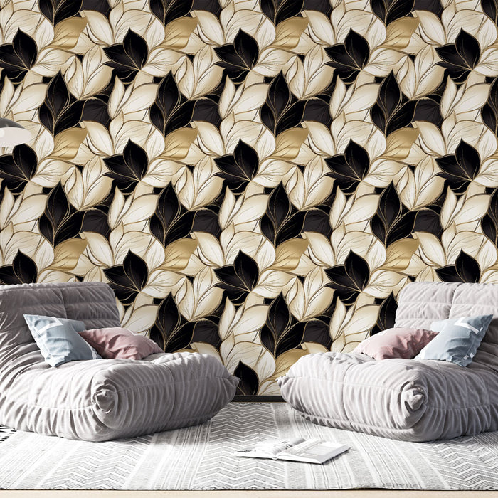 Un salon moderne avec un papier peint floral noir, beige et doré, présentant des feuilles stylisées qui créent une ambiance élégante et chaleureuse.