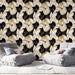 Un salon moderne avec un papier peint floral noir, beige et doré, présentant des feuilles stylisées qui créent une ambiance élégante et chaleureuse.