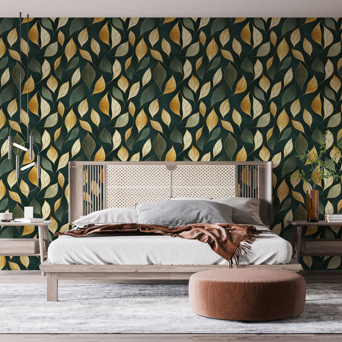 Une chambre élégante avec un papier peint aux motifs de feuilles stylisées dans des teintes vertes, dorées et crème, créant une atmosphère chaleureuse et naturelle.