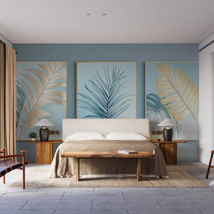Une chambre lumineuse avec un papier peint bleu clair orné de grandes feuilles tropicales dorées et bleues, créant une ambiance apaisante et naturelle.