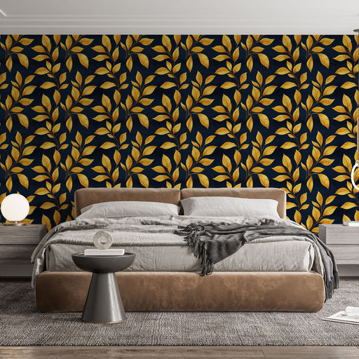 Une chambre moderne avec un papier peint floral bleu nuit et doré, aux motifs de feuilles élégantes, créant une ambiance chaleureuse et sophistiquée.