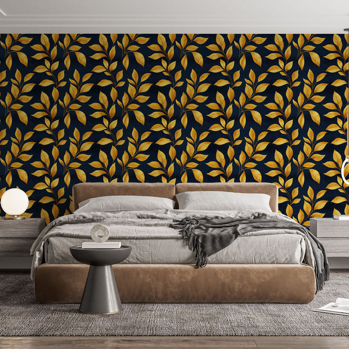 Une chambre moderne avec un papier peint floral bleu nuit et doré, aux motifs de feuilles élégantes, créant une ambiance chaleureuse et sophistiquée.