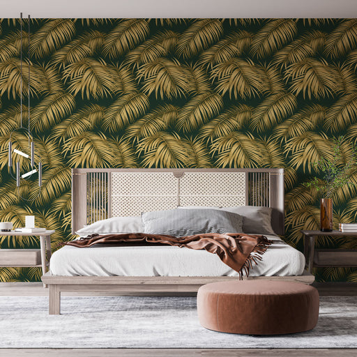 Une chambre moderne avec un papier peint tropical vert foncé orné de grandes feuilles dorées, créant une ambiance chaleureuse et élégante.