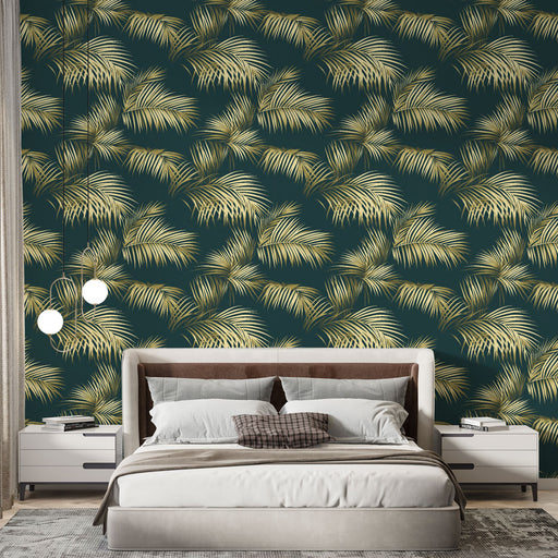 Une chambre moderne avec un papier peint tropical vert foncé orné de grandes feuilles dorées, créant une ambiance élégante et apaisante.