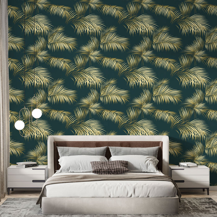 Une chambre moderne avec un papier peint tropical vert foncé orné de grandes feuilles dorées, créant une ambiance élégante et apaisante.