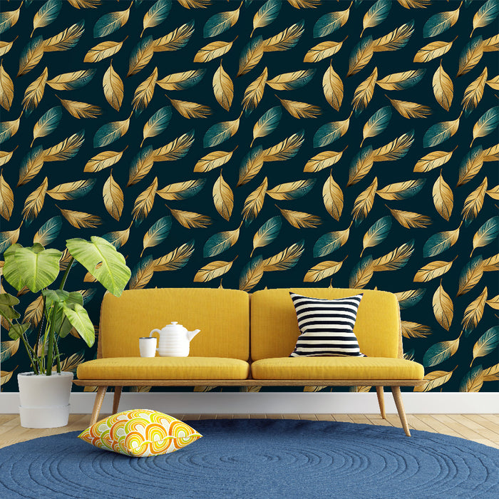 Un salon moderne avec un papier peint aux motifs de feuilles dorées et turquoise sur fond bleu foncé, créant une ambiance élégante et chaleureuse.