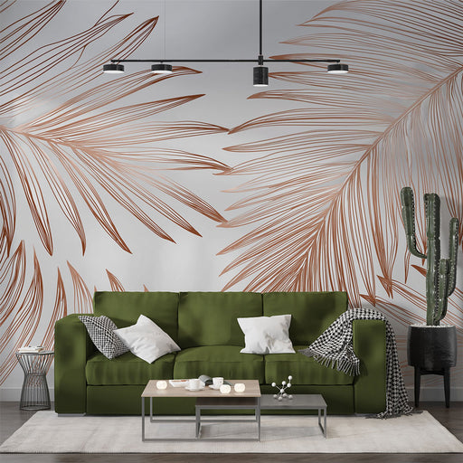 Un salon moderne avec un papier peint aux motifs de grandes feuilles de palmier en cuivre sur fond blanc, créant une ambiance tropicale et élégante.