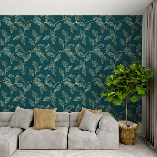 Un salon moderne avec un papier peint vert profond orné de motifs de feuilles dorées, créant une atmosphère élégante et apaisante.