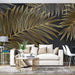 Un salon moderne avec un papier peint noir orné de grandes feuilles dorées et blanches, créant une ambiance élégante et tropicale.