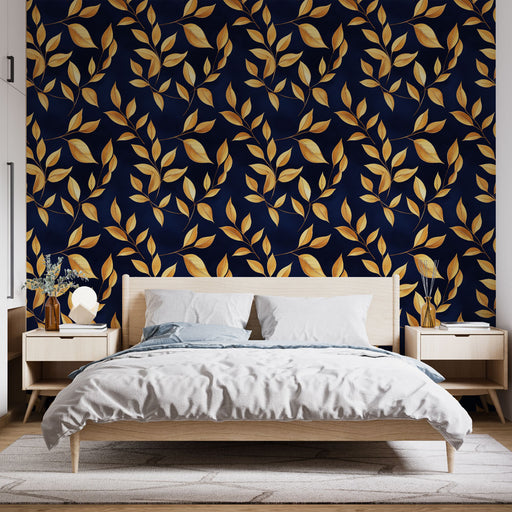 Une chambre moderne avec un papier peint bleu nuit orné de feuilles dorées, créant une ambiance élégante et chaleureuse.