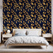 Une chambre moderne avec un papier peint bleu nuit orné de feuilles dorées, créant une ambiance élégante et chaleureuse.