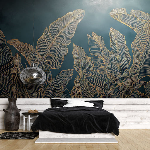 Une chambre moderne avec un papier peint tropical bleu foncé illustrant de grandes feuilles dorées, créant une atmosphère élégante et apaisante.