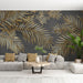 Un salon élégant avec un papier peint tropical noir orné de grandes feuilles dorées, créant une atmosphère chaleureuse et moderne.