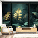 Un salon contemporain avec un papier peint tropical aux teintes sombres, mettant en valeur des feuilles dorées et vertes, créant une atmosphère luxuriante et apaisante.
