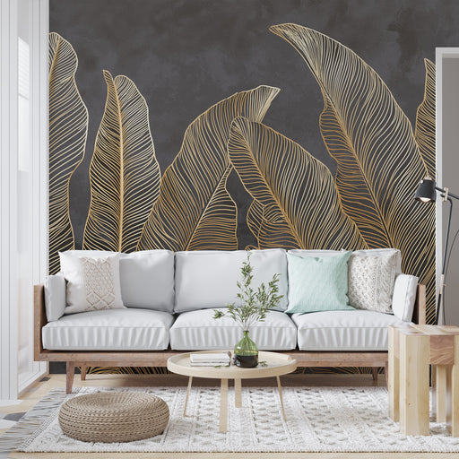 Un salon moderne avec un papier peint représentant de grandes feuilles dorées sur fond noir, créant une ambiance élégante et sophistiquée.