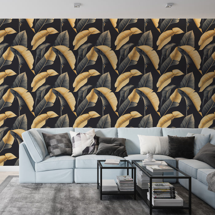 Un salon moderne avec un papier peint tropical aux grandes feuilles dorées et noires sur fond sombre, créant une ambiance élégante et chaleureuse.
