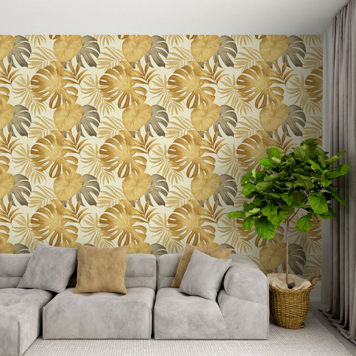 Un salon moderne avec un papier peint tropical aux motifs de grandes feuilles dorées et grises sur fond clair, créant une ambiance chaleureuse et accueillante.