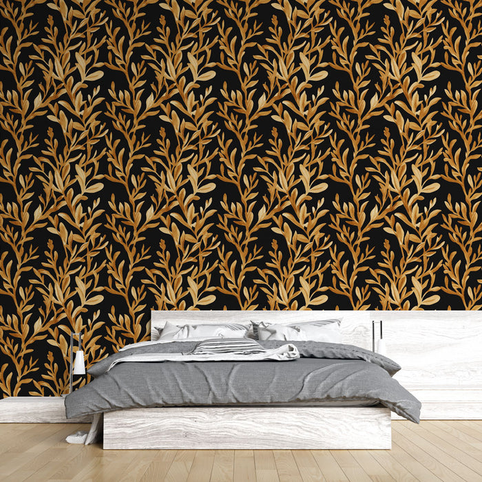 Une chambre moderne avec un papier peint floral noir et doré aux motifs de feuillage, créant une ambiance élégante et chaleureuse.