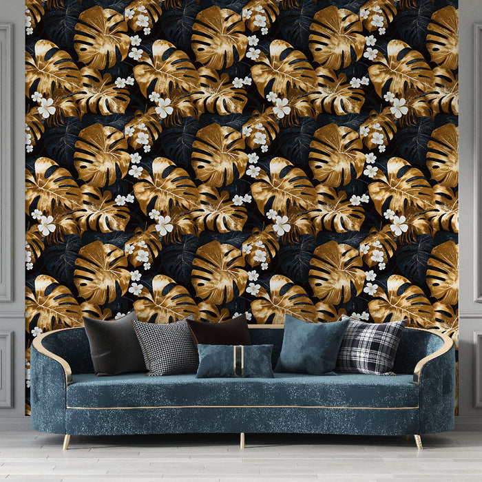 Un salon élégant avec un papier peint tropical aux grandes feuilles dorées et blanches sur fond noir, créant une atmosphère chic et chaleureuse.