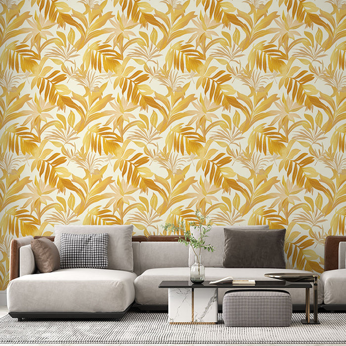 Un salon moderne avec un papier peint aux motifs de feuilles dorées sur fond clair, créant une atmosphère chaleureuse et naturelle.
