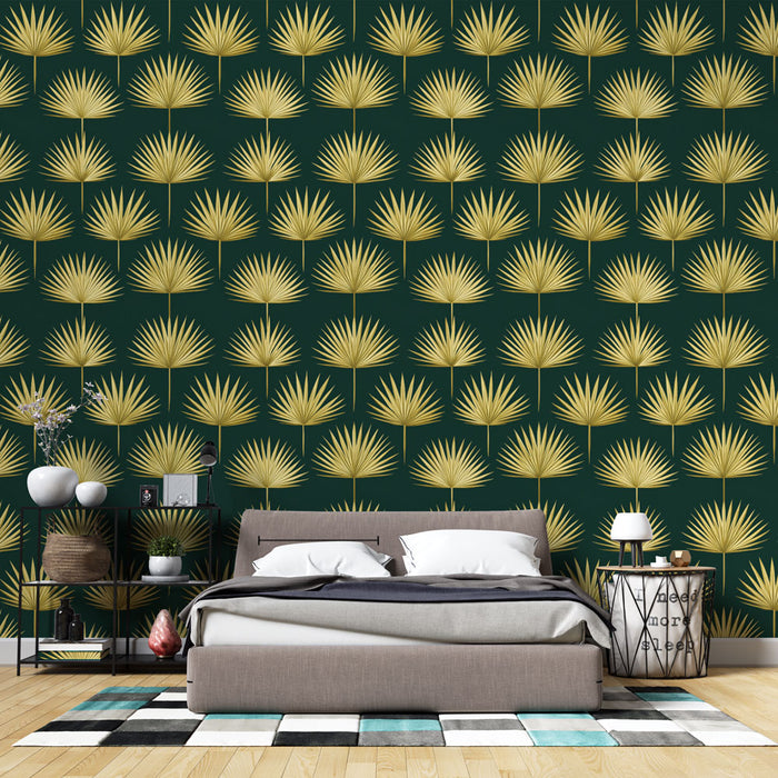 Une chambre moderne avec un papier peint tropical vert foncé orné de motifs dorés de palmiers, créant une ambiance élégante et chaleureuse.