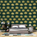 Une chambre moderne avec un papier peint tropical vert foncé orné de motifs dorés de palmiers, créant une ambiance élégante et chaleureuse.