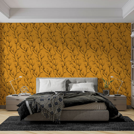 Une chambre moderne avec un papier peint jaune moutarde orné de motifs de branches et de feuilles délicates, créant une atmosphère chaleureuse et accueillante.