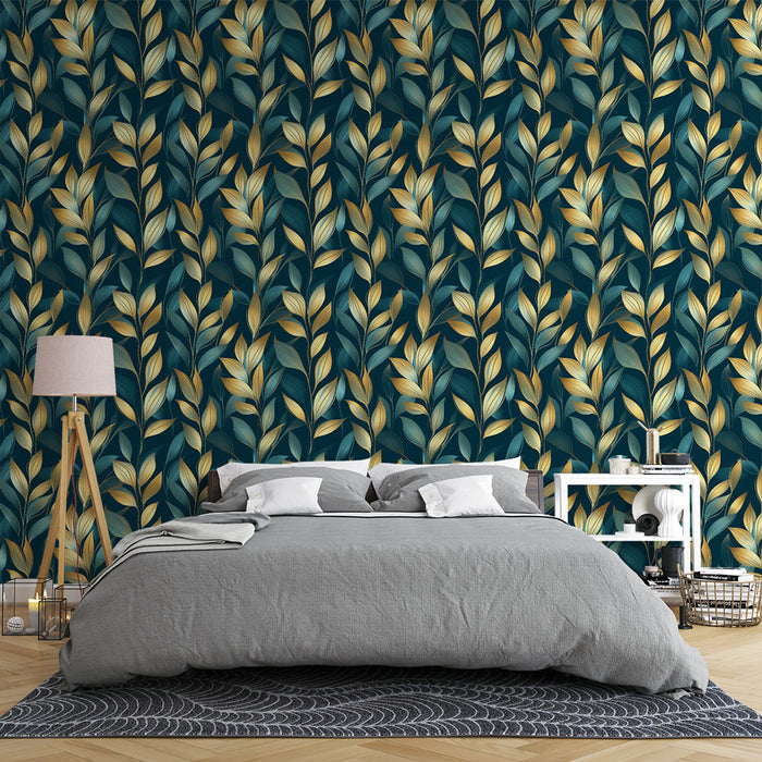 Une chambre moderne avec un papier peint végétal aux motifs de feuilles dorées et vertes sur fond bleu profond, créant une ambiance élégante et apaisante.