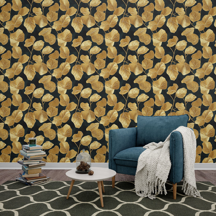 Une pièce cosy avec un papier peint noir orné de feuilles dorées, créant une ambiance élégante et chaleureuse.