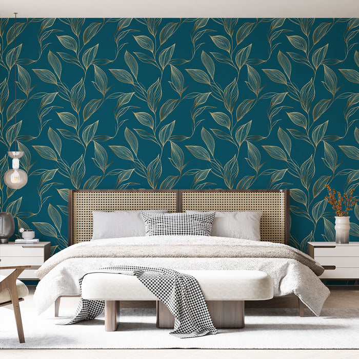 Une chambre élégante avec un papier peint bleu profond orné de motifs de feuilles dorées, créant une atmosphère apaisante et naturelle.